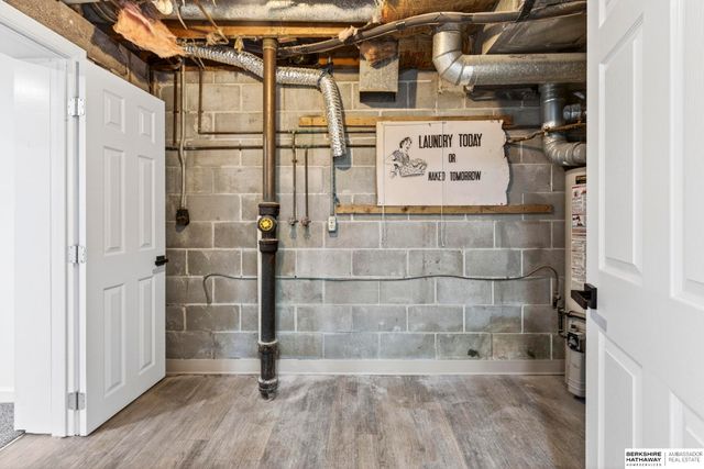 8806 S Glenview Drive, La Vista, NE 68128