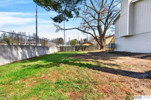 8806 S Glenview Drive, La Vista, NE 68128