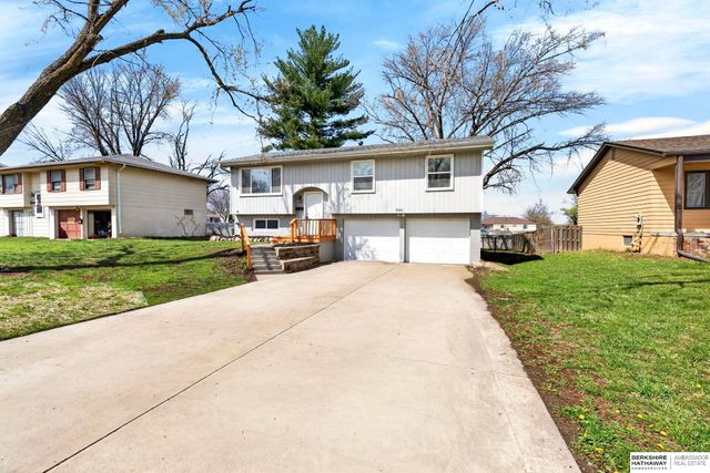 8806 S Glenview Drive, La Vista, NE 68128