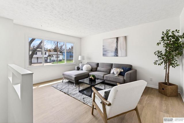 8806 S Glenview Drive, La Vista, NE 68128