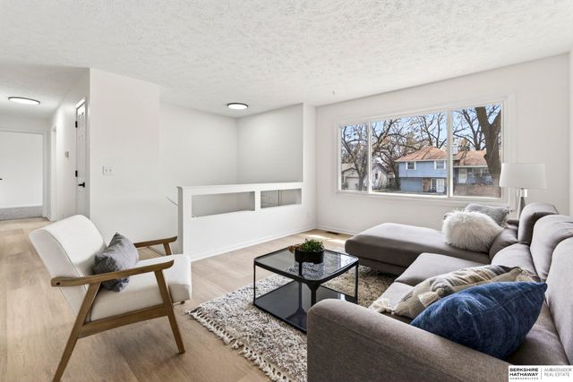 8806 S Glenview Drive, La Vista, NE 68128