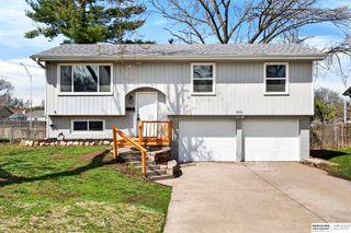 8806 S Glenview Drive, La Vista, NE 68128