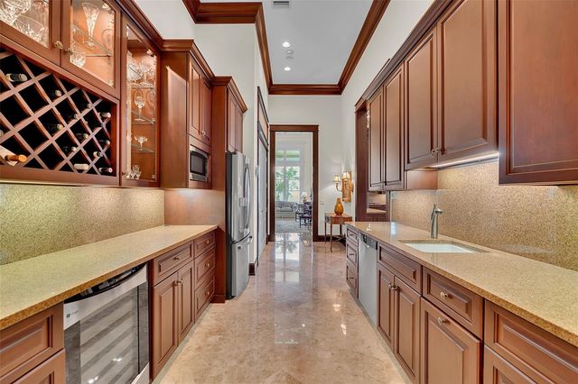 8132 SANDERLING ROAD, Sarasota, FL 34242