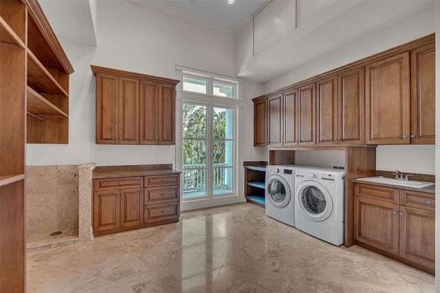 8132 SANDERLING ROAD, Sarasota, FL 34242