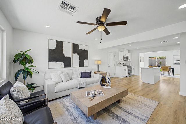 1018 E RUTH Avenue, Phoenix, AZ 85020