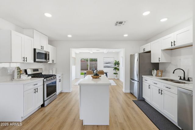 1018 E RUTH Avenue, Phoenix, AZ 85020