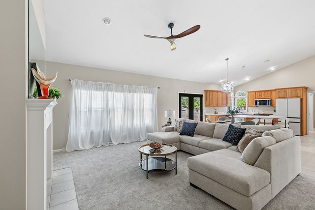 1099 Fox Hollow Lane, Leclaire, IA 52753