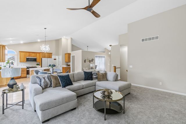 1099 Fox Hollow Lane, Leclaire, IA 52753