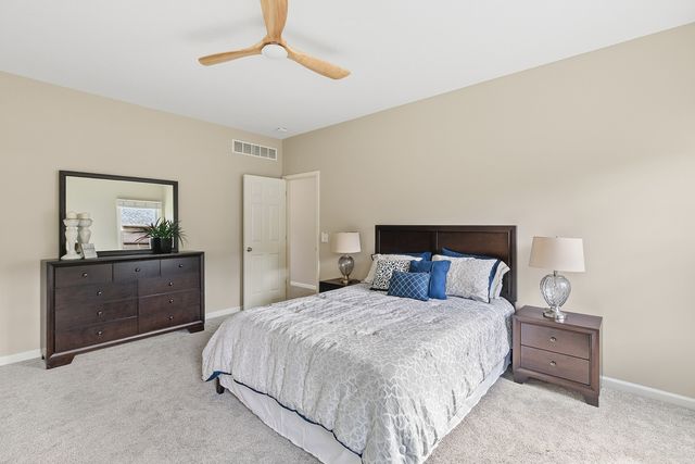 1099 Fox Hollow Lane, Leclaire, IA 52753