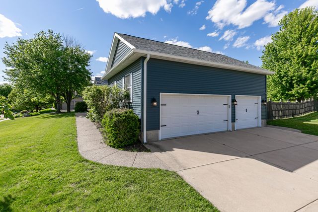 1099 Fox Hollow Lane, Leclaire, IA 52753