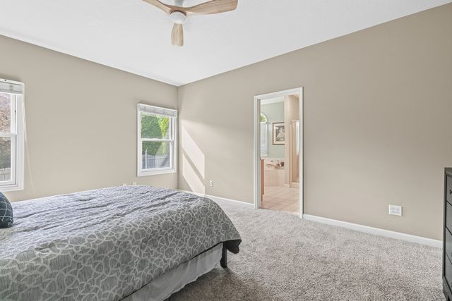 1099 Fox Hollow Lane, Leclaire, IA 52753