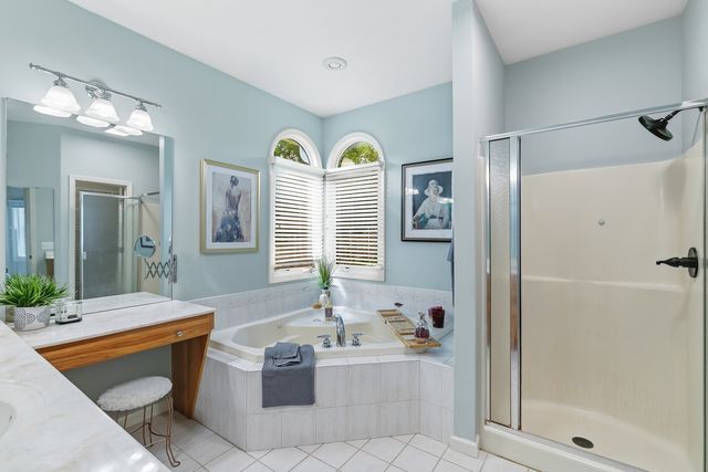 1099 Fox Hollow Lane, Leclaire, IA 52753
