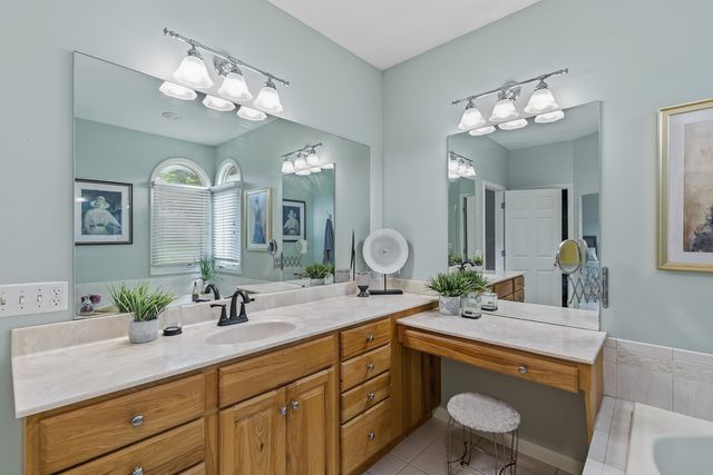 1099 Fox Hollow Lane, Leclaire, IA 52753