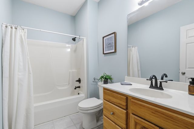 1099 Fox Hollow Lane, Leclaire, IA 52753