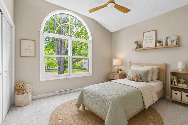 1099 Fox Hollow Lane, Leclaire, IA 52753