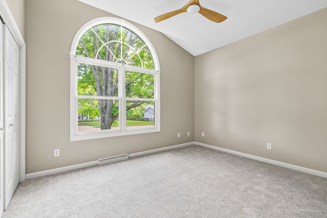 1099 Fox Hollow Lane, Leclaire, IA 52753