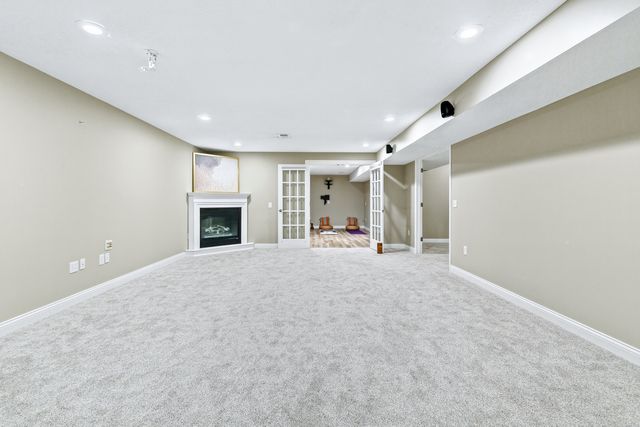 1099 Fox Hollow Lane, Leclaire, IA 52753