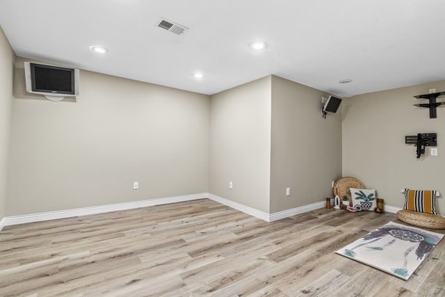 1099 Fox Hollow Lane, Leclaire, IA 52753