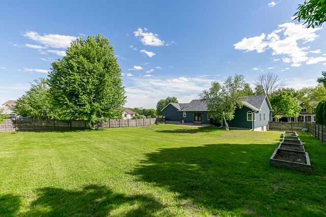 1099 Fox Hollow Lane, Leclaire, IA 52753