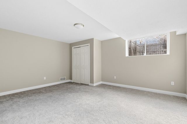 1099 Fox Hollow Lane, Leclaire, IA 52753