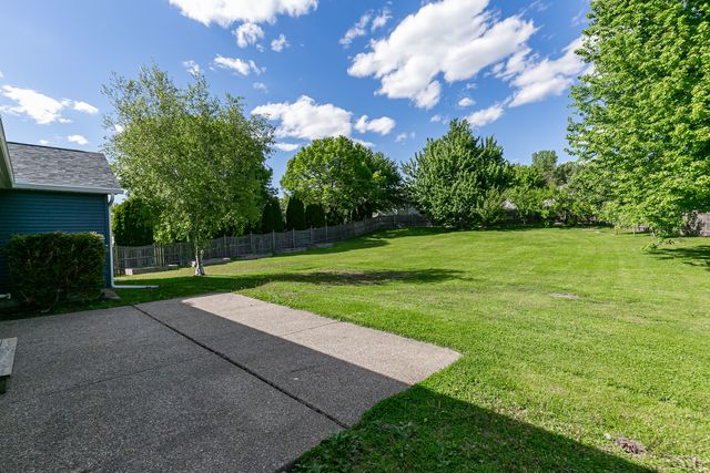 1099 Fox Hollow Lane, Leclaire, IA 52753