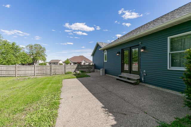 1099 Fox Hollow Lane, Leclaire, IA 52753