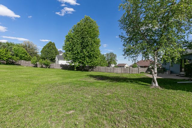 1099 Fox Hollow Lane, Leclaire, IA 52753