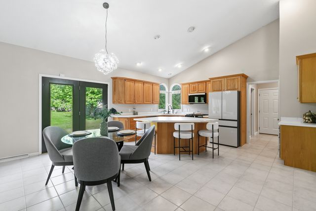 1099 Fox Hollow Lane, Leclaire, IA 52753