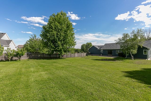 1099 Fox Hollow Lane, Leclaire, IA 52753