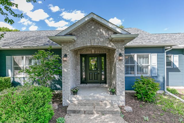 1099 Fox Hollow Lane, Leclaire, IA 52753