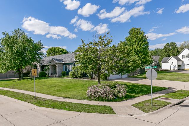 1099 Fox Hollow Lane, Leclaire, IA 52753