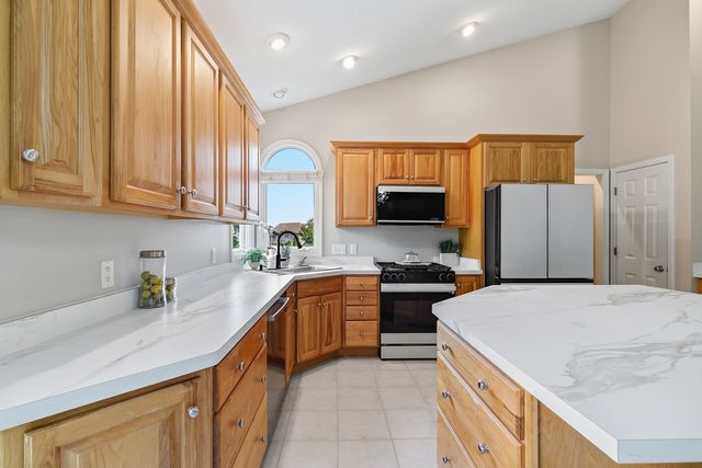 1099 Fox Hollow Lane, Leclaire, IA 52753