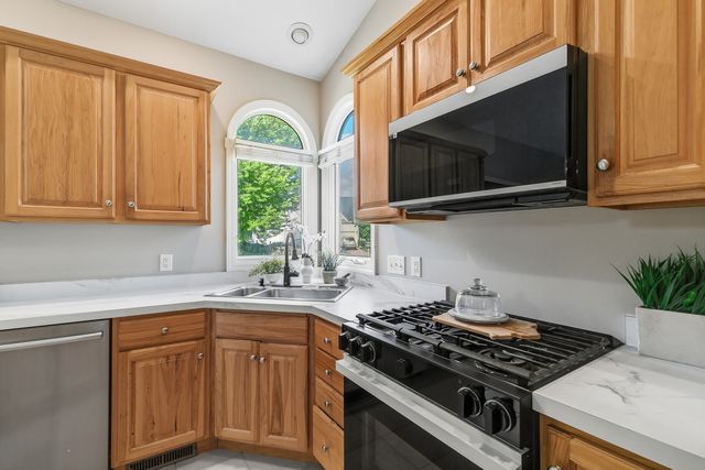 1099 Fox Hollow Lane, Leclaire, IA 52753