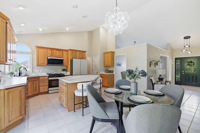 1099 Fox Hollow Lane, Leclaire, IA 52753