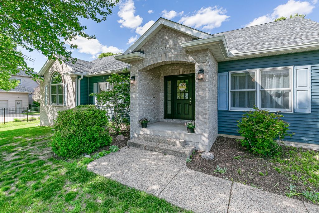 1099 Fox Hollow Lane, Leclaire, IA 52753