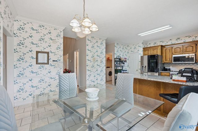 102 Redcliffe Drive NW, Huntsville, AL 35806
