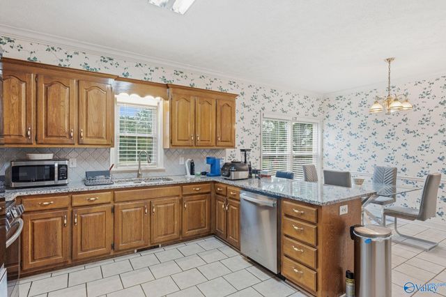 102 Redcliffe Drive NW, Huntsville, AL 35806