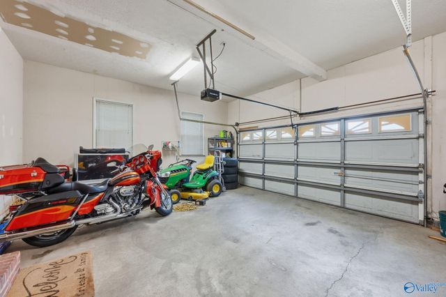 102 Redcliffe Drive NW, Huntsville, AL 35806