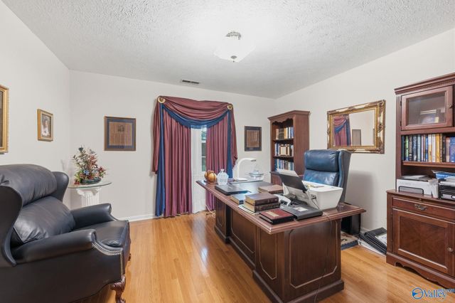102 Redcliffe Drive NW, Huntsville, AL 35806