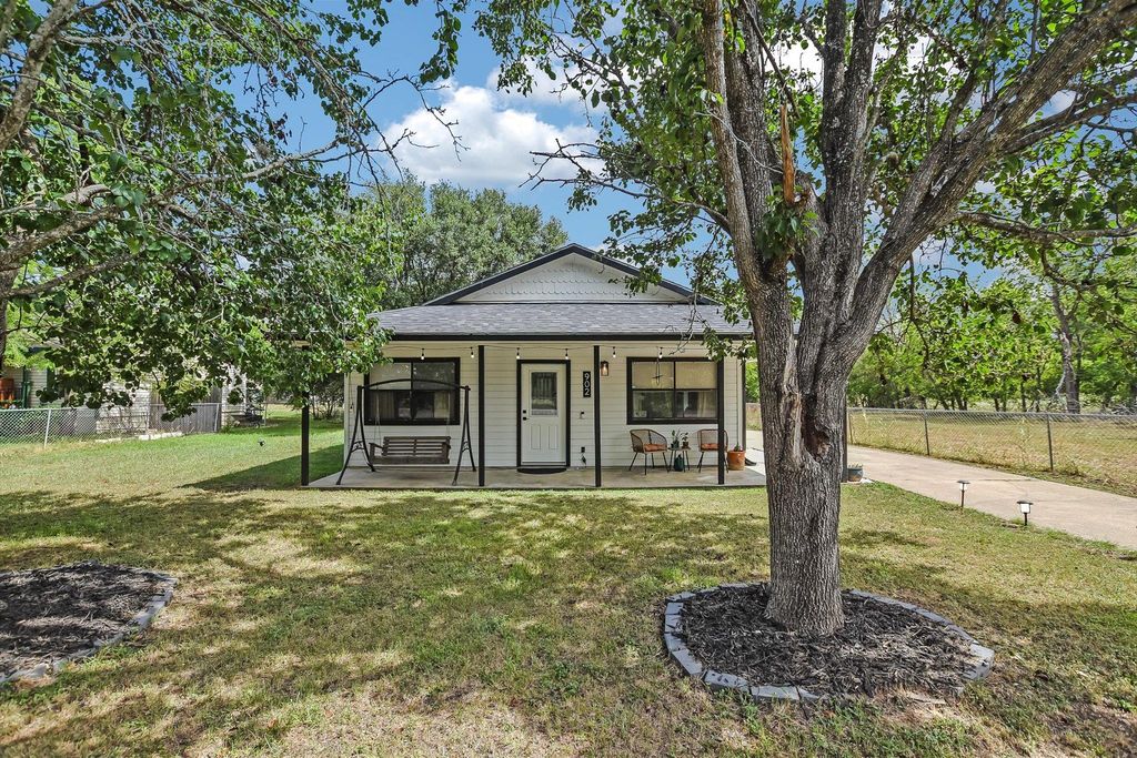 902 Linden ST, Bastrop, TX 78602