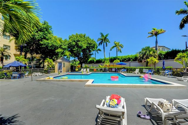 8290 Lake Dr 108, Doral, FL 33166