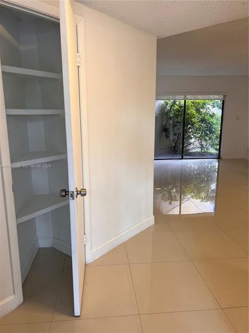 8290 Lake Dr 108, Doral, FL 33166