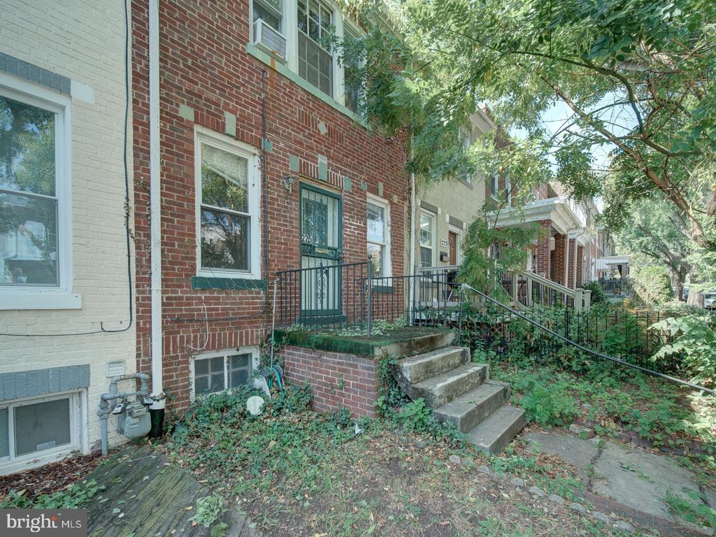 225 CROMWELL TER NE, Washington, DC 20002