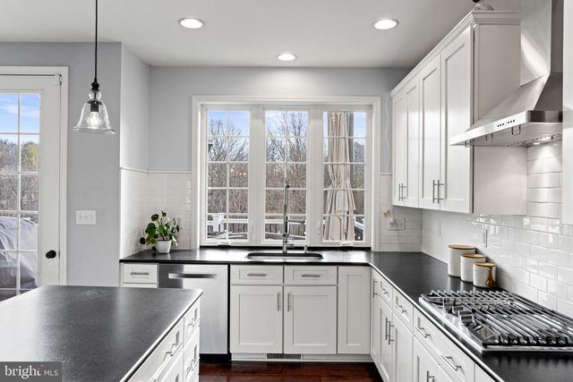 7041 WOODSMAN DR, Harrisburg, PA 17111