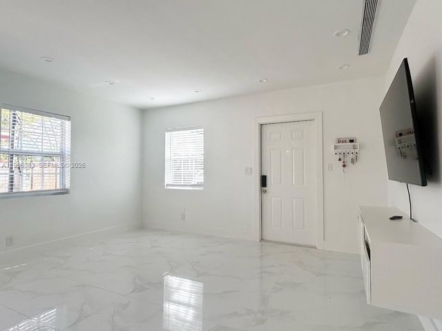 16082 NE 9th Ct, North Miami Beach, FL 33162