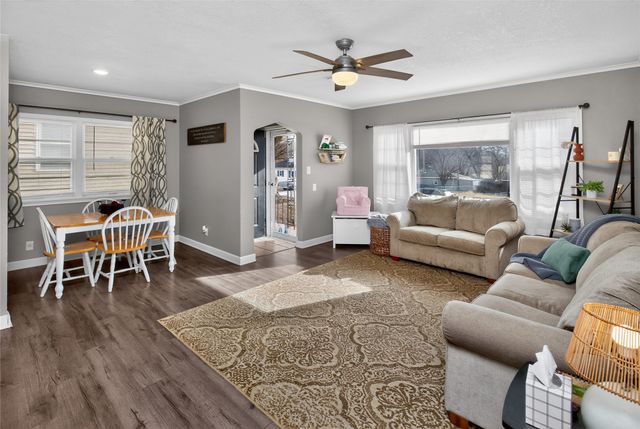 6017 Crown Lane, Des Moines, IA 50311