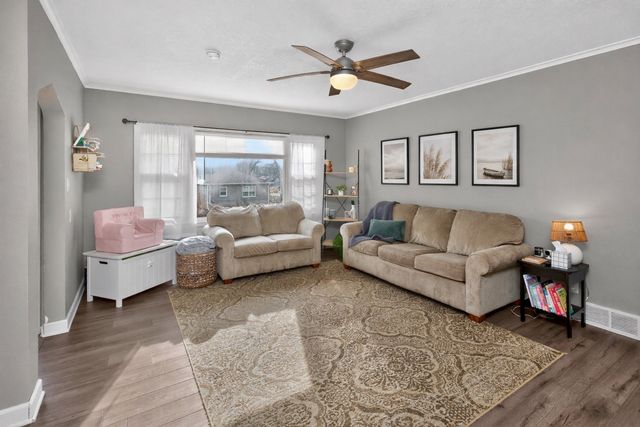 6017 Crown Lane, Des Moines, IA 50311