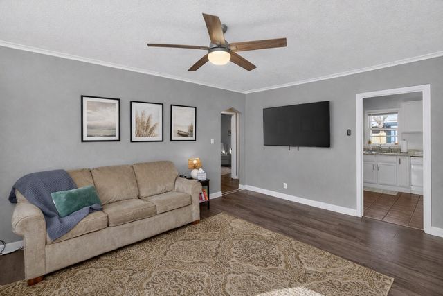 6017 Crown Lane, Des Moines, IA 50311