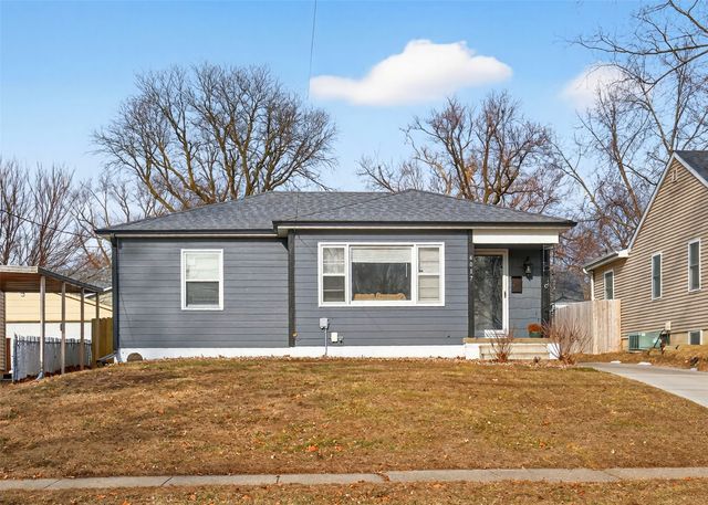 6017 Crown Lane, Des Moines, IA 50311