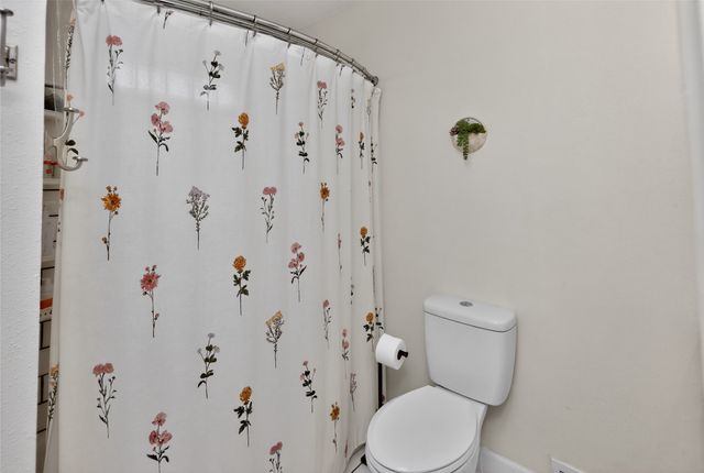 6017 Crown Lane, Des Moines, IA 50311